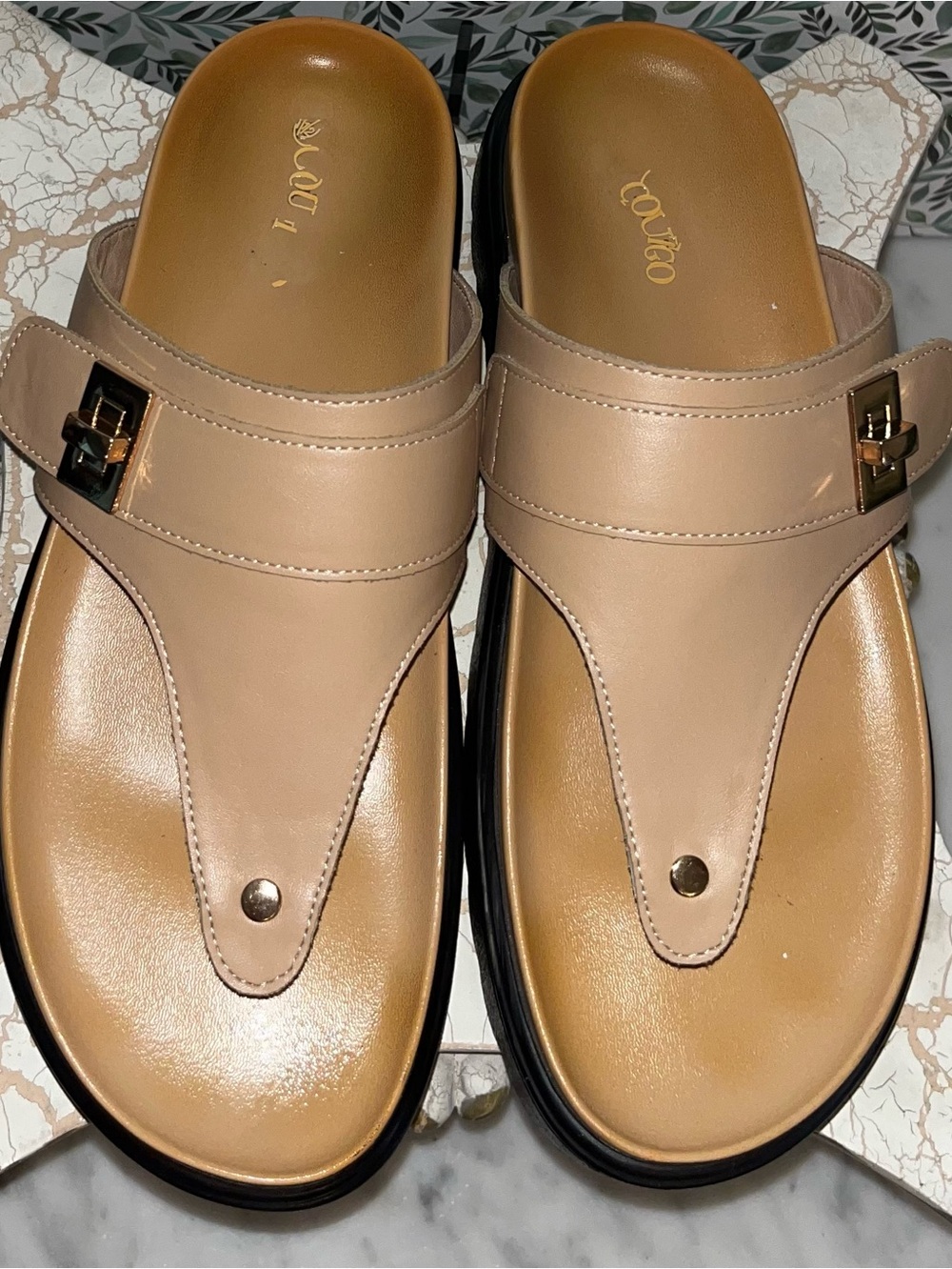 Coutgo,Neutral Tan Leather Slide Sandals with Gold Accent